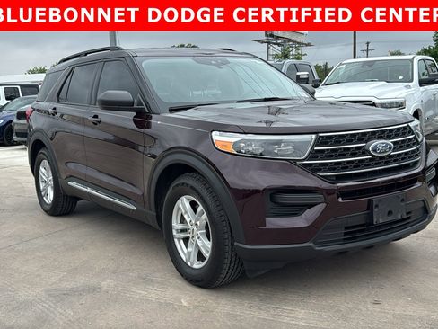Used 2023 Ford Explorer XLT image 3