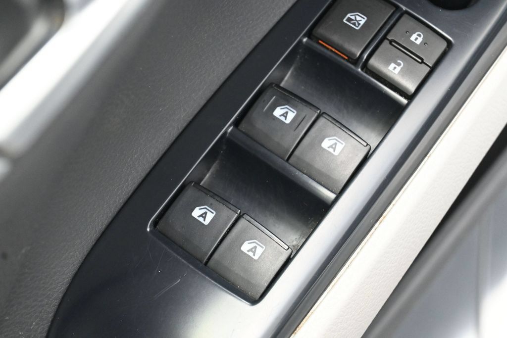 Used 2018 Toyota Camry SE FWD image 13