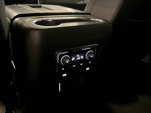 Used 2023 Chevrolet Suburban Premier image 11