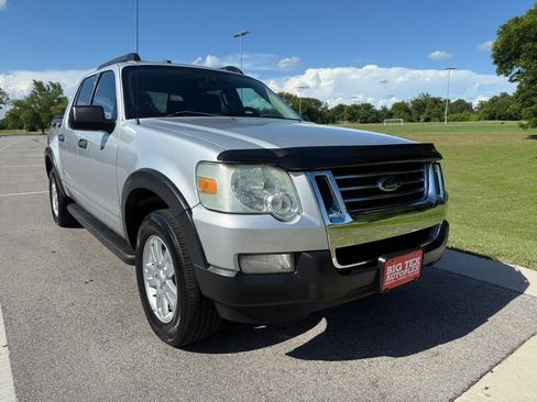 Used 2010 Ford Explorer Sport Trac XLT RWD image 2