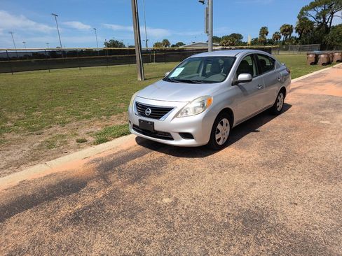 Used 2013 Nissan Versa SV FWD image 18