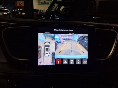 Used 2024 Chrysler Pacifica Select image 25