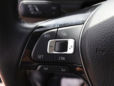 Used 2018 Volkswagen Tiguan SE w/ Panoramic Sunroof Package AWD/4WD image 14