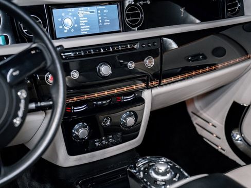 Used 2015 Rolls-Royce Phantom Drophead Coupe image 21