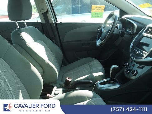 Used 2018 Chevrolet Sonic LT w/ Convenience Package FWD image 8