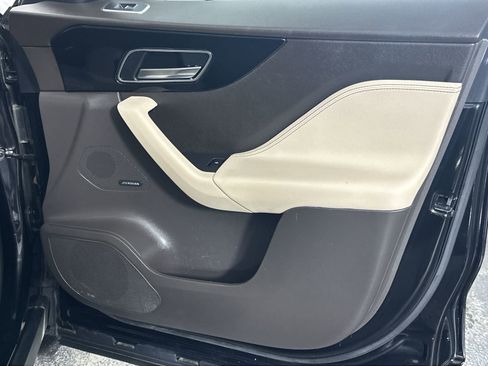 Used 2020 Jaguar F-PACE Prestige image 35