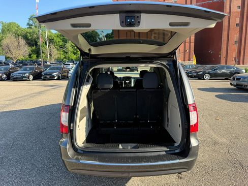 Used 2016 Chrysler Town & Country Touring w/ Driver Convenience Group FWD image 10