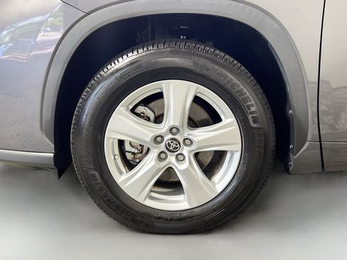Used 2024 Toyota Highlander LE FWD image 14