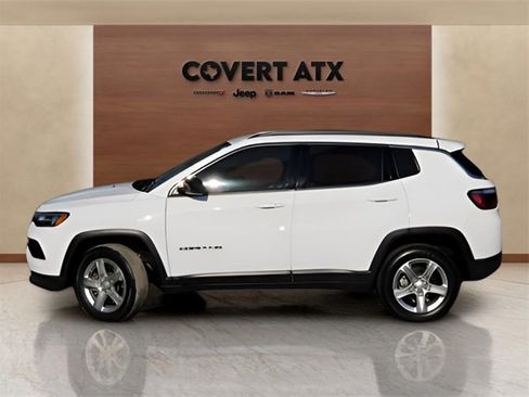 Used 2024 Jeep Compass Latitude image 2