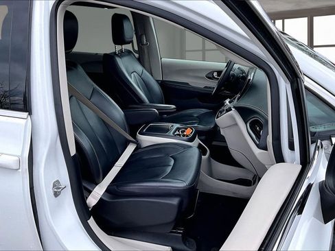 Used 2023 Chrysler Pacifica Touring-L FWD image 8