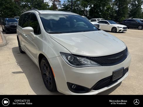 Used 2020 Chrysler Pacifica Touring-L w/ S Appearance Package image 1