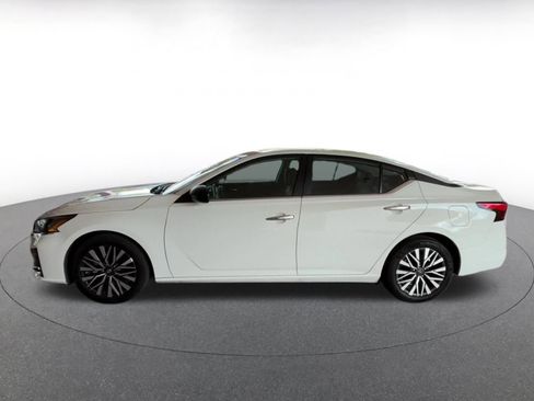 Used 2025 Nissan Altima 2.5 SV FWD image 8