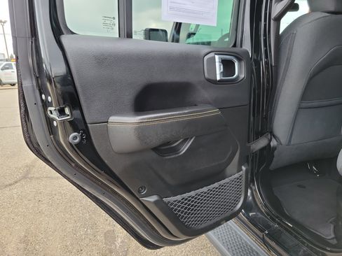 Used 2025 Jeep Wrangler Unlimited Sahara image 16