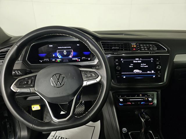 Used 2023 Volkswagen Tiguan SE w/ Panoramic Sunroof Package FWD image 11