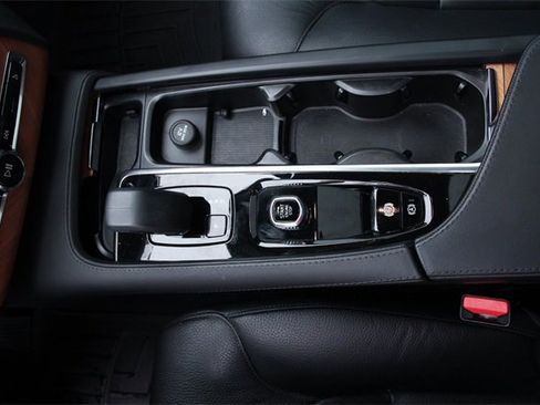 Used 2023 Volvo XC90 B6 Plus image 24