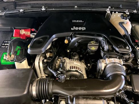 Used 2019 Jeep Wrangler Unlimited Sahara AWD/4WD image 28