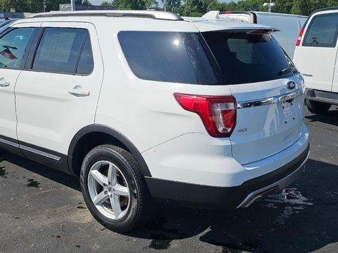 Used 2017 Ford Explorer XLT w/ Equipment Group 202A image 5