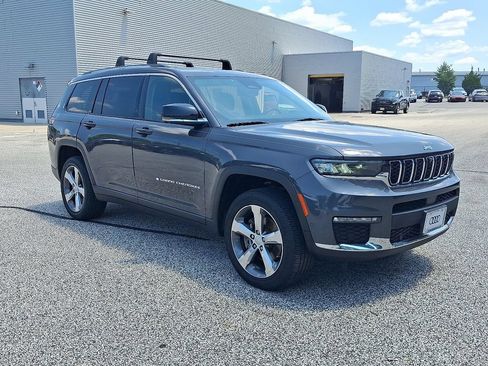 Used 2022 Jeep Grand Cherokee L Limited w/ Luxury Tech Group II AWD/4WD image 3