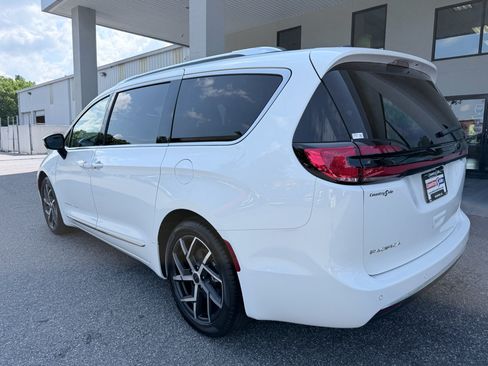 New 2027 Chrysler Pacifica Pinnacle w/ Theater Group FWD image 7