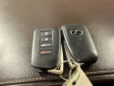 Used 2016 Lexus ES 350 w/ Luxury Package w/Wood Trim image 30