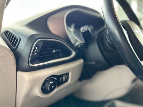 Used 2019 Chrysler Pacifica Touring-L FWD image 69