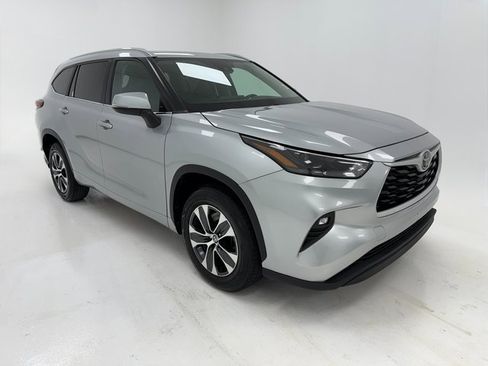 Used 2023 Toyota Highlander XLE image 2
