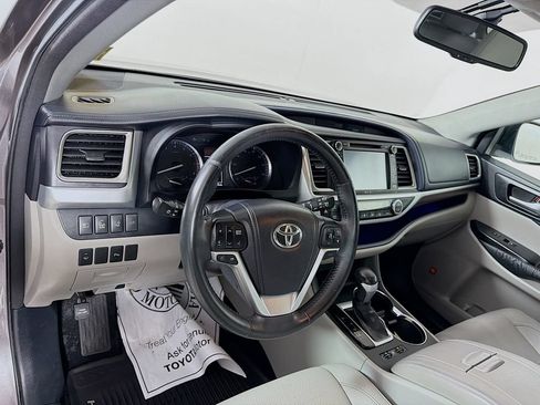 Used 2014 Toyota Highlander Limited w/ Driver Technology Package AWD/4WD image 10
