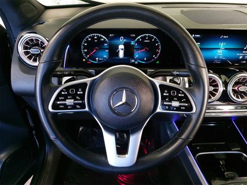 Used 2022 Mercedes-Benz GLB 250 w/ Premium Package Lite image 17