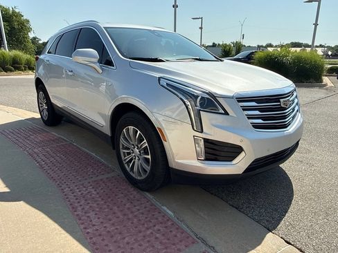 Used 2018 Cadillac XT5 Luxury w/ Driver Awareness Package FWD image 3