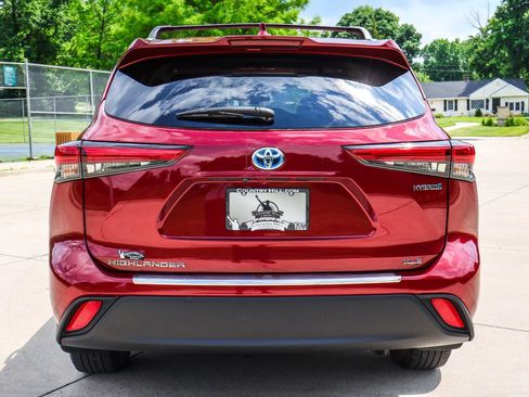 Used 2022 Toyota Highlander XLE AWD/4WD image 23