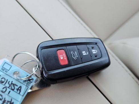 Used 2021 Toyota Highlander XLE image 31