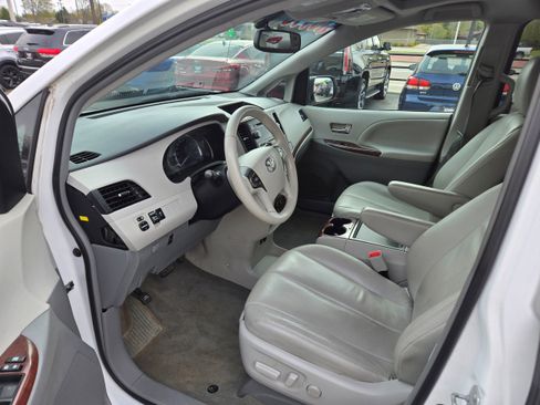 Used 2013 Toyota Sienna XLE AWD/4WD image 4
