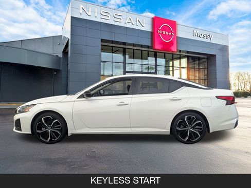 Used 2023 Nissan Altima 2.5 SR w/ SR Premium Package image 5