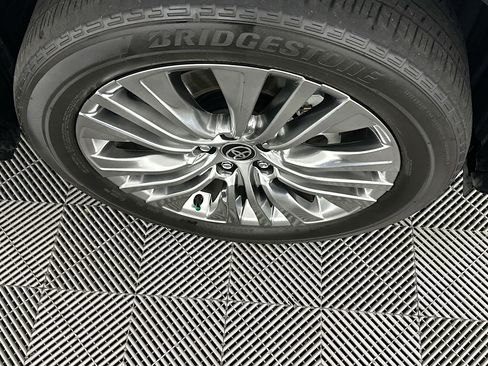 Used 2024 Toyota Venza XLE image 11