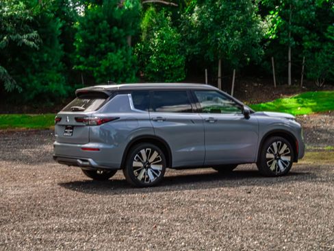 New 2025 Mitsubishi Outlander SEL image 9