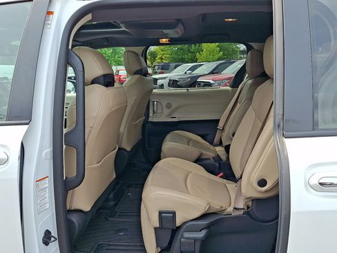 Used 2023 Toyota Sienna Limited AWD/4WD image 10