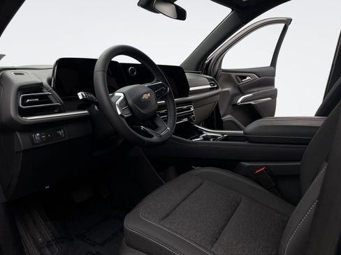 Used 2025 Chevrolet Traverse LT w/ Driver Confidence Package FWD image 10