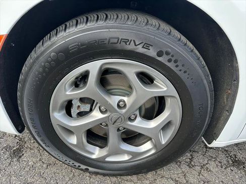 Certified 2023 Chrysler Pacifica Limited FWD image 38