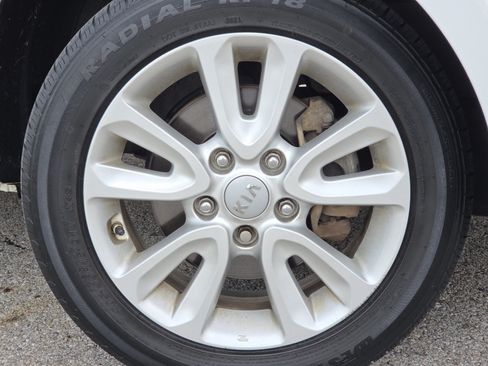 Used 2013 Kia Soul + FWD image 6