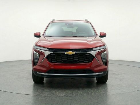 Used 2025 Chevrolet Trax LT FWD image 1