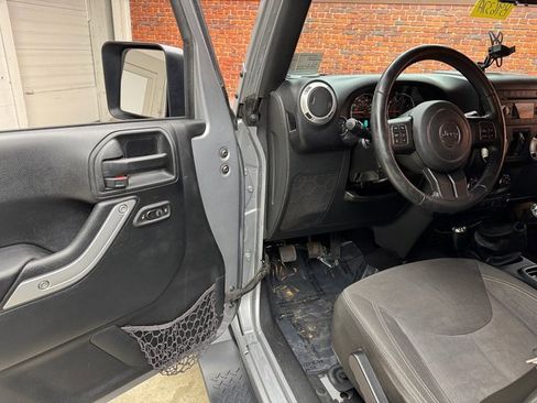 Used 2017 Jeep Wrangler Unlimited Sahara w/ Connectivity Group image 9