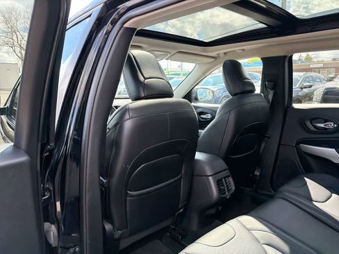 Used 2017 Jeep Cherokee Overland w/ Technology Group image 23