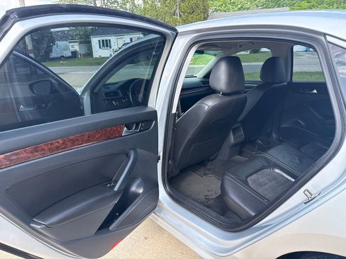 Used 2012 Volkswagen Passat TDI SEL Premium FWD image 12
