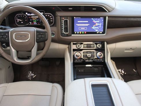Used 2021 GMC Yukon Denali w/ Denali Premium Package image 15