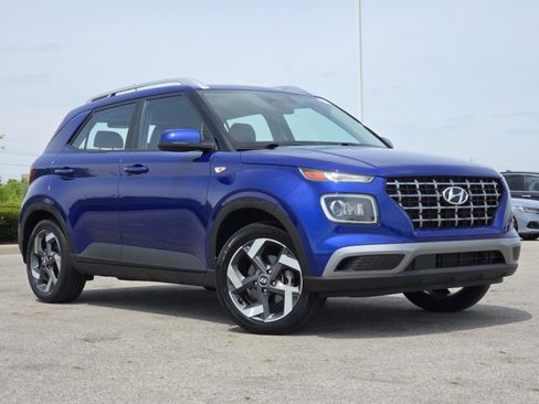 Used 2023 Hyundai Venue Limited FWD image 2