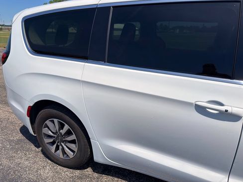 Used 2023 Chrysler Pacifica Touring-L FWD image 7
