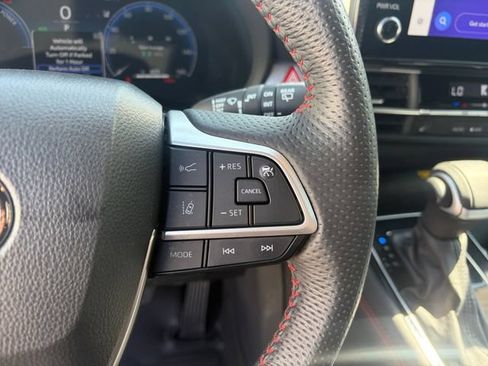 Used 2025 Toyota Sienna XSE FWD image 8