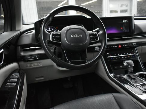 Used 2022 Kia Carnival EX FWD image 18