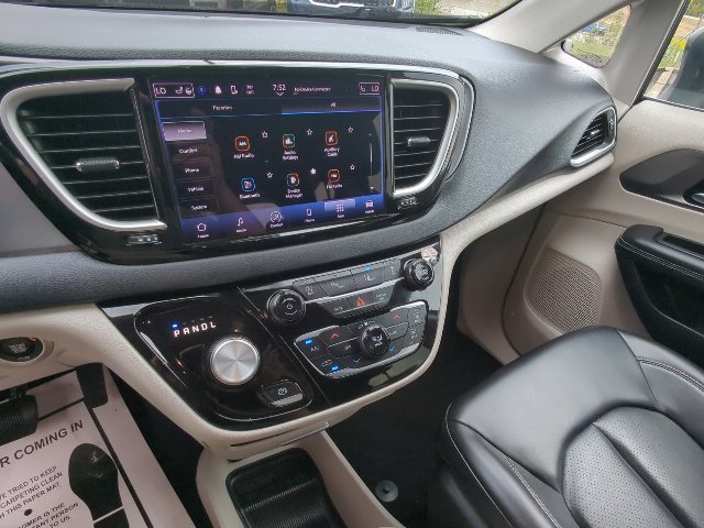 Used 2023 Chrysler Pacifica Touring-L FWD image 17