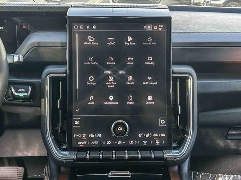 Used 2025 GMC Yukon Denali AWD/4WD image 18